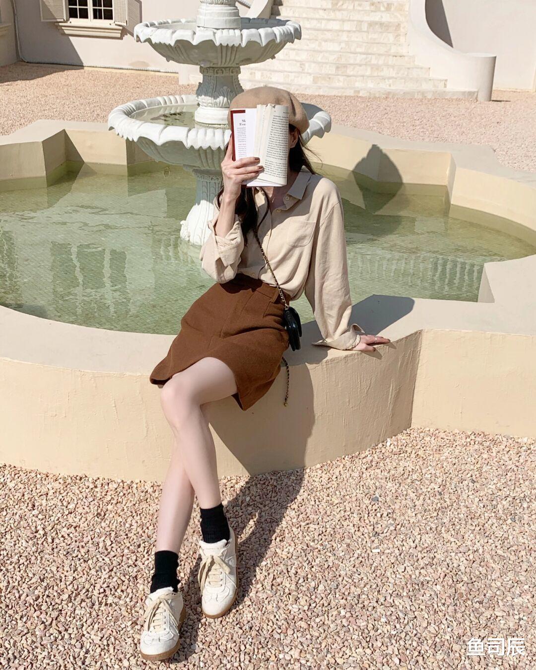 鱼司辰 周末出去约会怎么穿？蕾丝花边羽绒服+格子半身裙，保暖又好看！