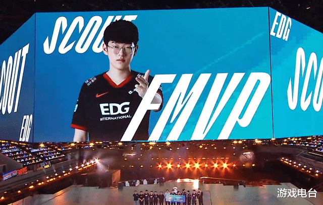 edg战队|时隔4年,EDG再次夺得LPL冠军,微笑评价:中路差距太大了