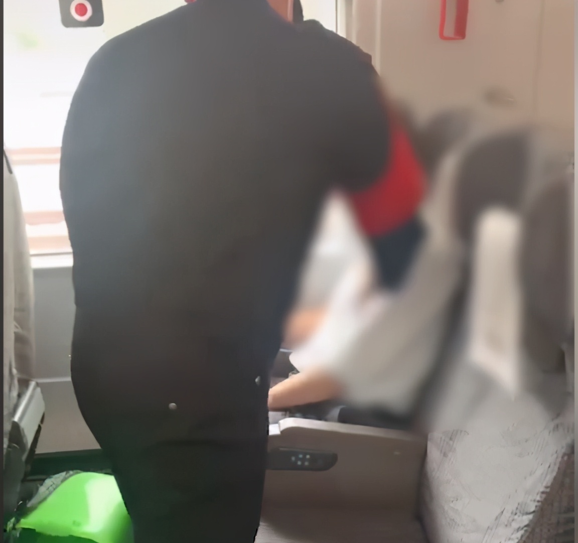 民生小鱼 广州：一男子在高铁上突然情绪崩溃，失声痛哭，现场画面让人揪心