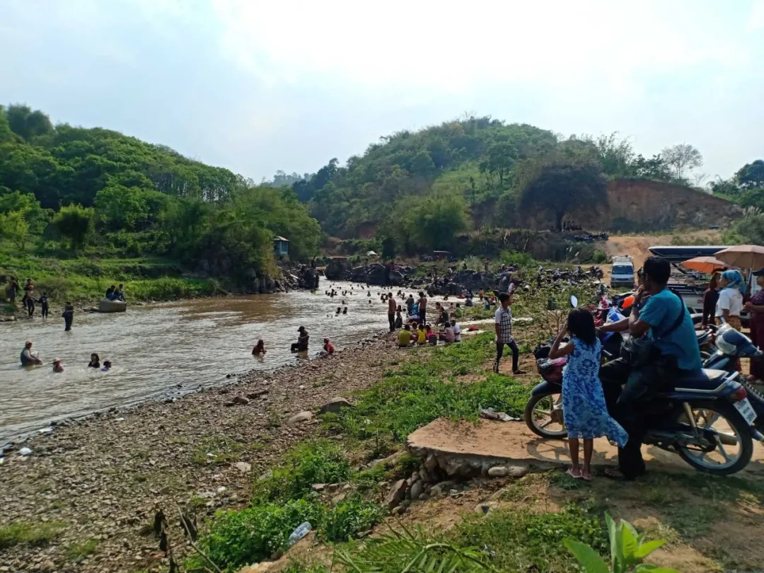 风水人生 泼水节第三天，缅甸掸邦边境民众聚集河边玩起了“湿身派对”