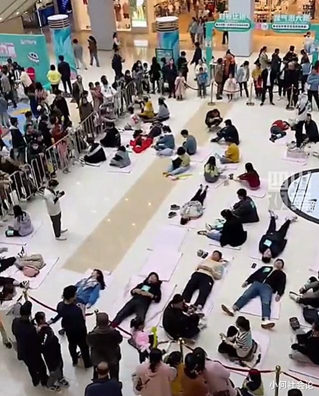 小何社会论 河南某商场举办发呆比赛,100多人争当“呆神”,有人现场睡着了