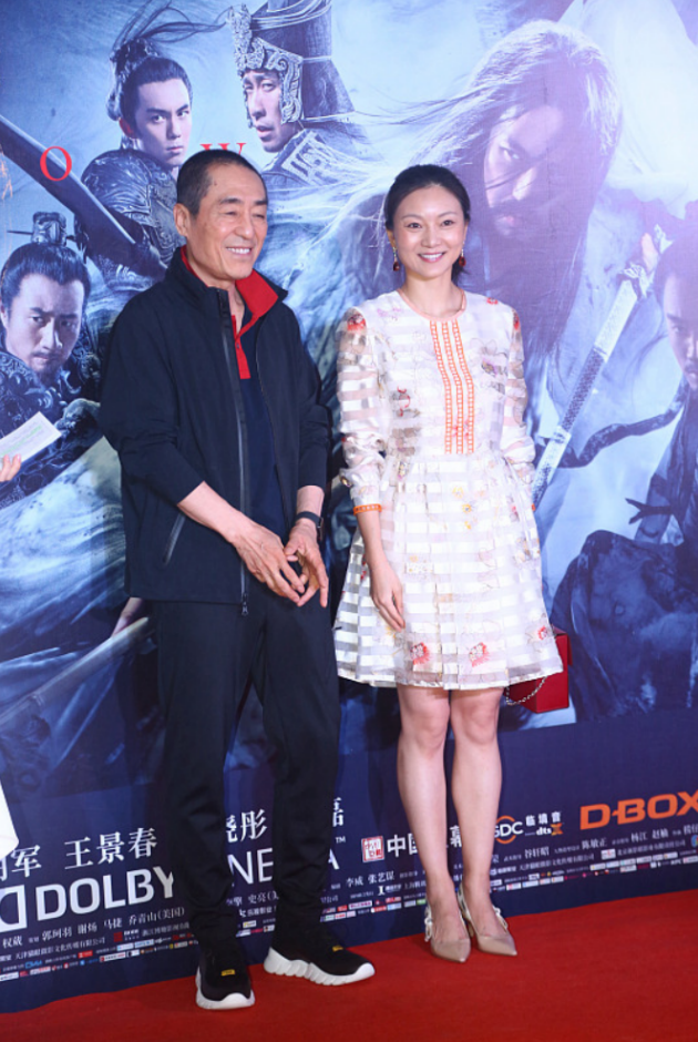 陈婷|张艺谋和妻子同框,31岁年龄差好明显,陈婷穿白裙减龄又贵气