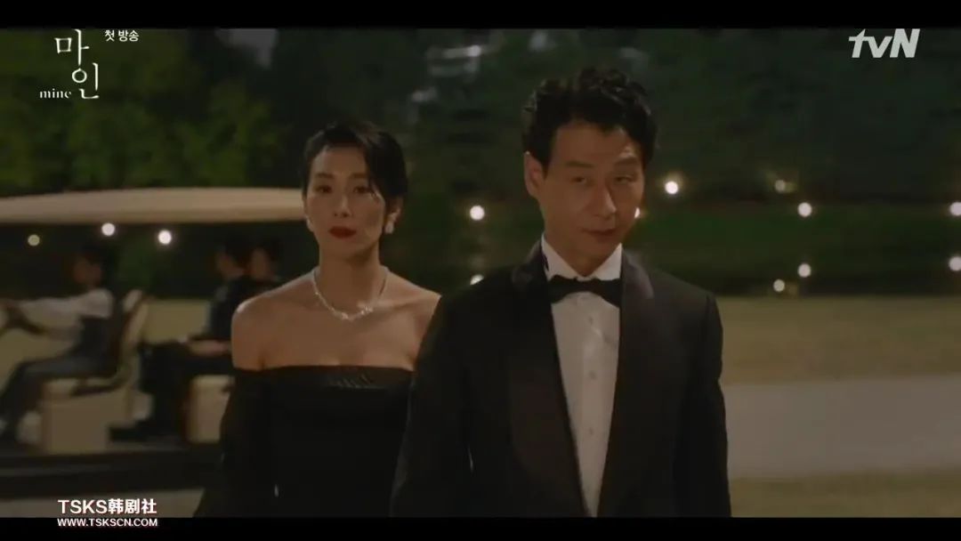 豪门明星|年近五十的她又开挂，这角色也太欲了...