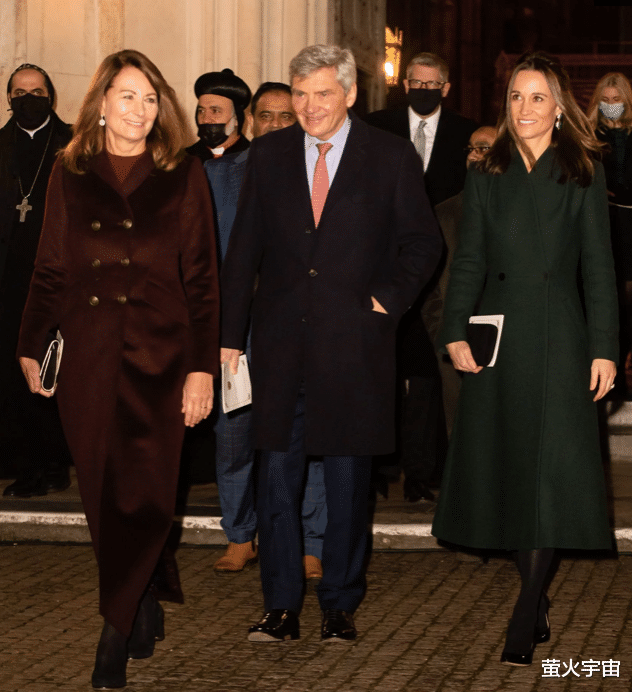 音乐会|凯特王妃首次举办英国王室圣诞音乐会，一袭红衣彰显女主人风范