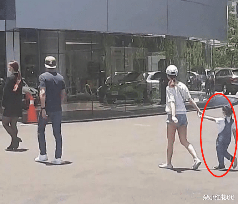 林心如|林心如4岁女儿罕见现身！一头长发浓密油亮，身高达到霍建华腰部