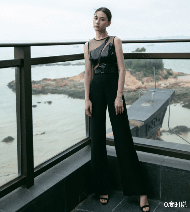 何超莲|窦骁实在是赚到了！何超莲穿吊带“例假裙”，直男都看呆了