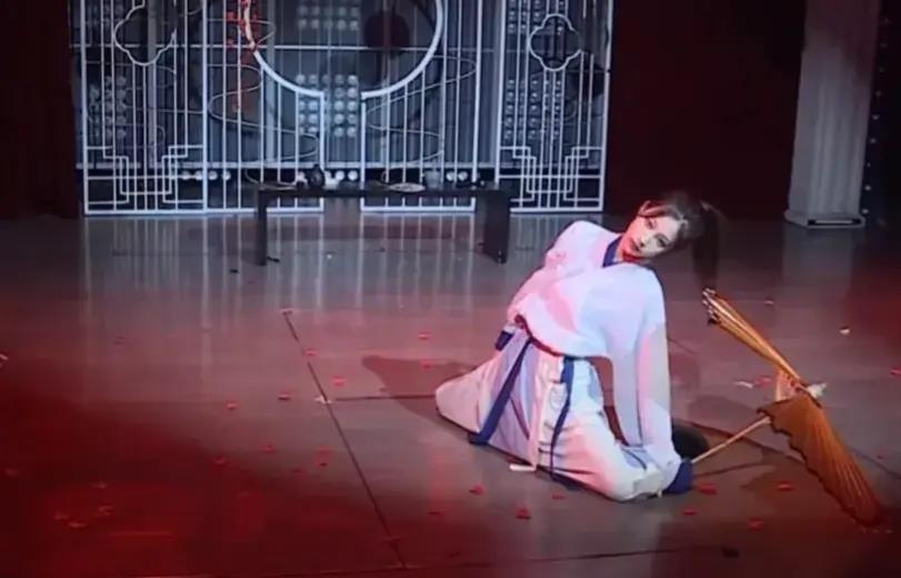 成龙|成龙真看不下去了？吕良伟嗓子都喊破了？年轻艺人的性格看不懂？