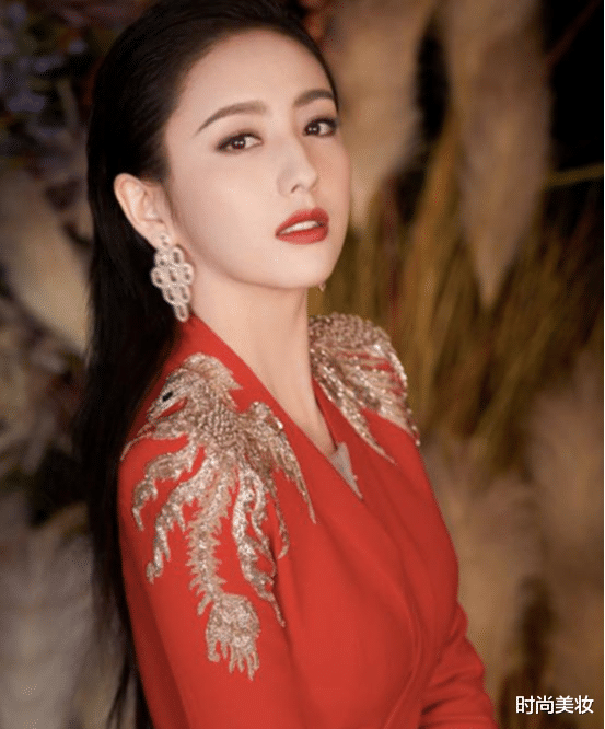 护肤|37岁佟丽娅亮相晚会，耳朵上“戴了一辆奥迪”，皮肤细腻超减龄！