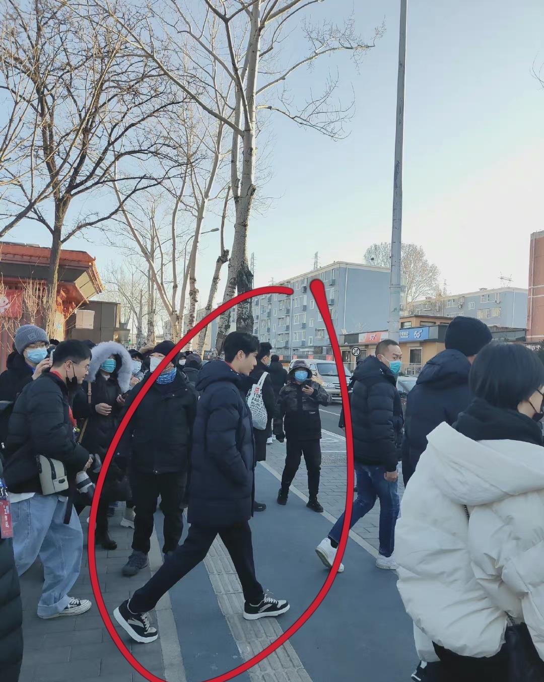 王一博|王一博亲自给杨倩颁发证书！和黄子韬站在一起，太冷鼻子冻得通红