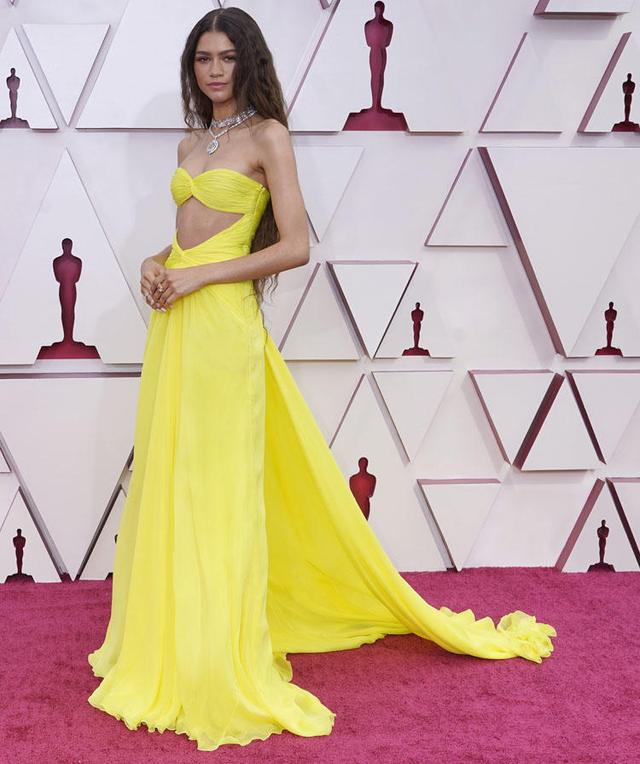 赞达亚|好莱坞新一代红毯女王！蛇骨露背装辣翻全网，身材逆天大长腿