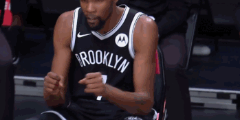 凱文·杜蘭特|尷尬！杜蘭特被犯規(guī)后坐主帥椅子，納什和工作人員拿毛巾擦干凈