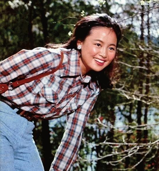 张瑜|张瑜：23岁凭一吻成名，离婚后选择不婚，如今64岁没孩子也幸福