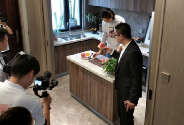 十万个家居为什么|参观朱婷如今住的豪宅,坐落乡村气派豪华,她的努力终于获得回报