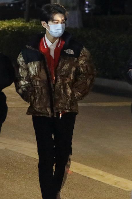 塞巴斯蒂安·斯坦|王俊凯再次长高，路人视角身高接近一米九，身材比颜值还惊艳