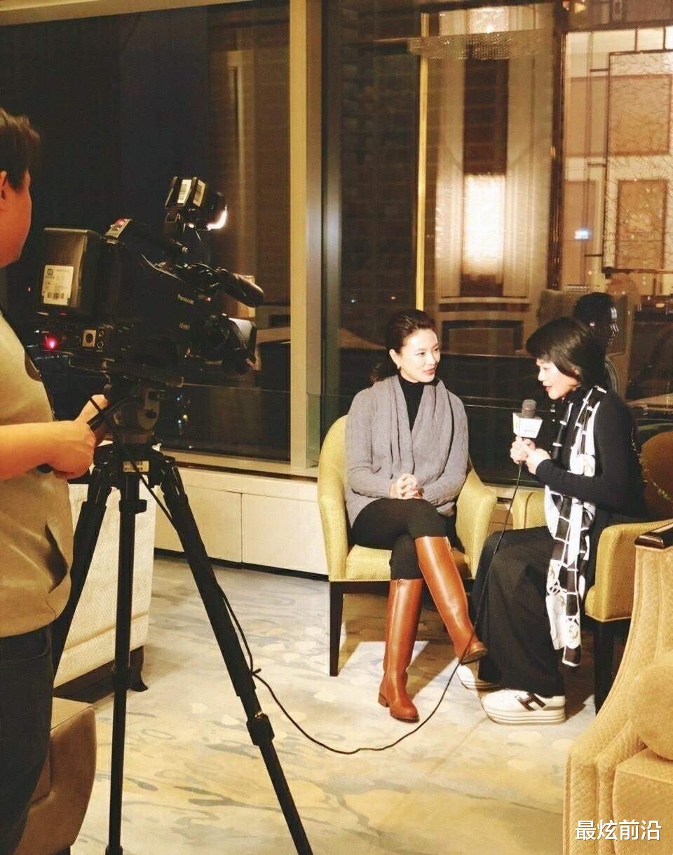 最炫前沿 央视美女主持人刘芳菲，一身白色穿着端庄温婉，久未露面美丽依旧