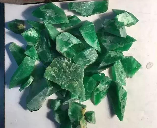 哈轩翡翠 「亿元翡翠俱乐部」再添一员！10片帝王绿料子以1亿5千万中标