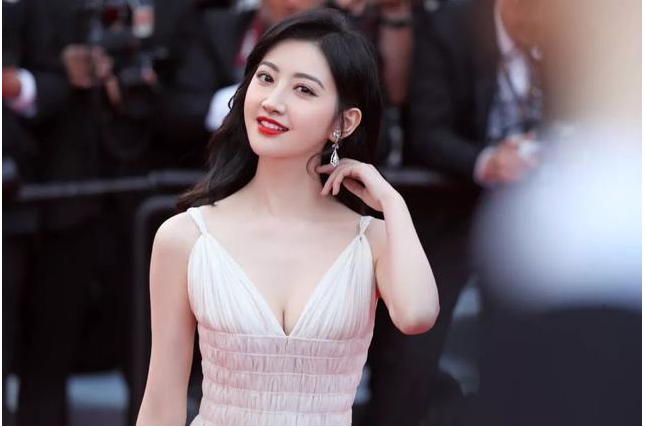 景甜|景甜10年前青涩旧照是啥样？当看清原图后，难怪被称“人间富贵花”！