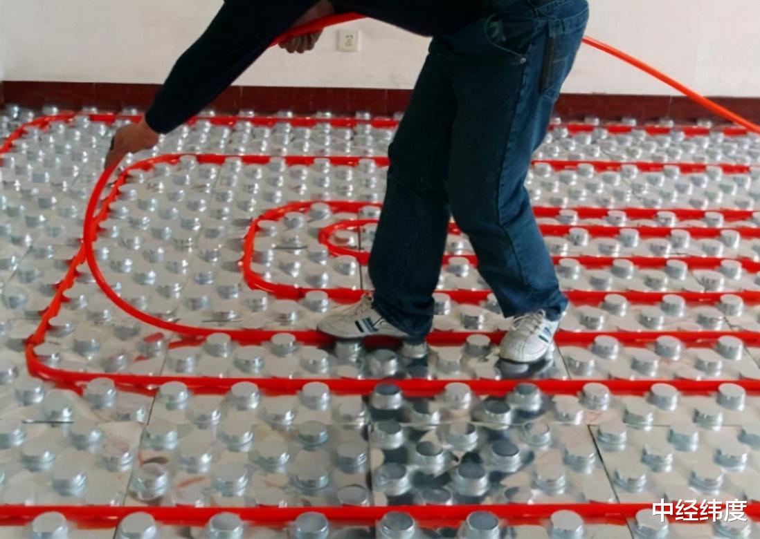 是安装暖气片好还是用地暖好?地暖存在的4个弊病,看完再做决定