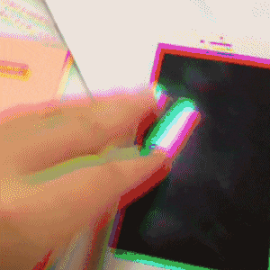 “女客户半夜给我发来两张照片，还问我哪张好看，这是啥意思啊？”哈哈哈哈