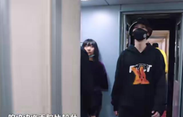 陈赫|陈赫坐火车，关晓彤突然从包间走出来，他的下一秒举动太真实了