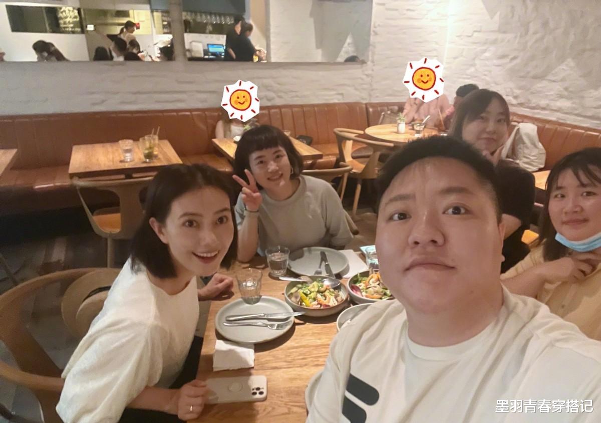 墨羽青春穿搭记|高圆圆的气质不得不服，白上衣配缎面裙，戴个草帽温婉大气好养眼