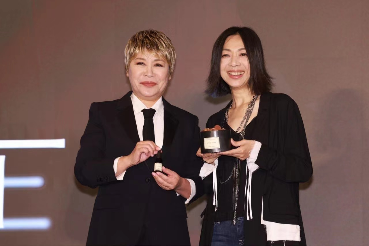 黄小琥|?58岁黄小琥官宣分手!与德国男友十年情断,当众公开征男友条件