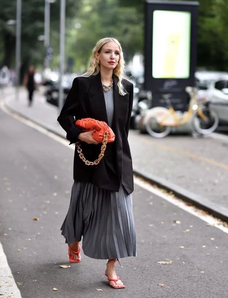 宝贝你别闹 今年秋天的西装外套火了，不仅简单又好穿搭，利落干练还显气质