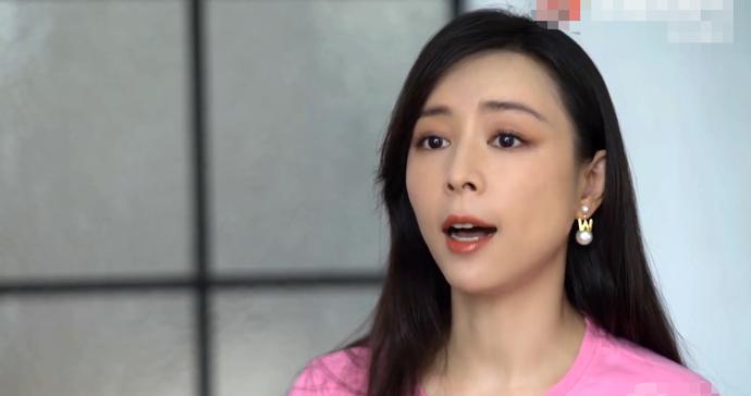 张静初|提倡吃素只为立人设？张静初称二十年没吃牛肉，却被扒出吃荤旧照