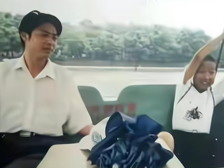 姚策|姚策小时候照片曝光，与姚爸合影一点都不像，和杜新枝像复制粘贴