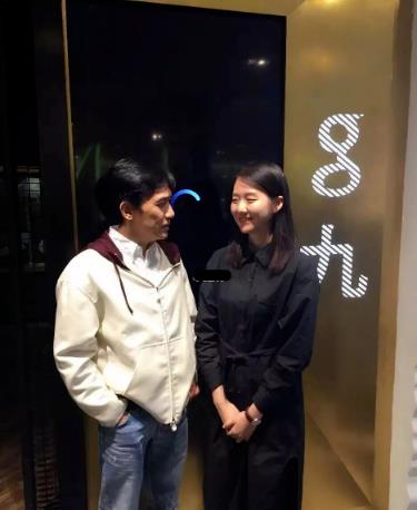 辛晶晶说|女博主晒与梁朝伟合影自称被梁朝伟壁咚：明显喝多了，还说了胡话