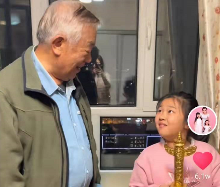 |79岁高明近况曝光！在家把金鸡奖杯给孙女当玩具，现不服老仍拍戏