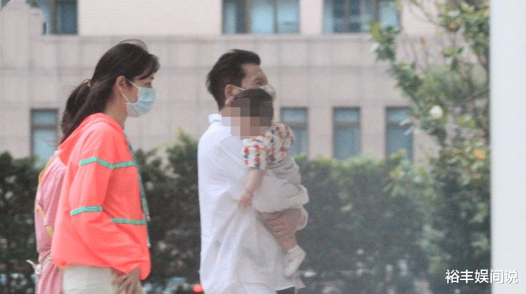 向华强|向华强享受幸福晚年！携郭碧婷溜娃，慈祥模样与“龙五”判若两人