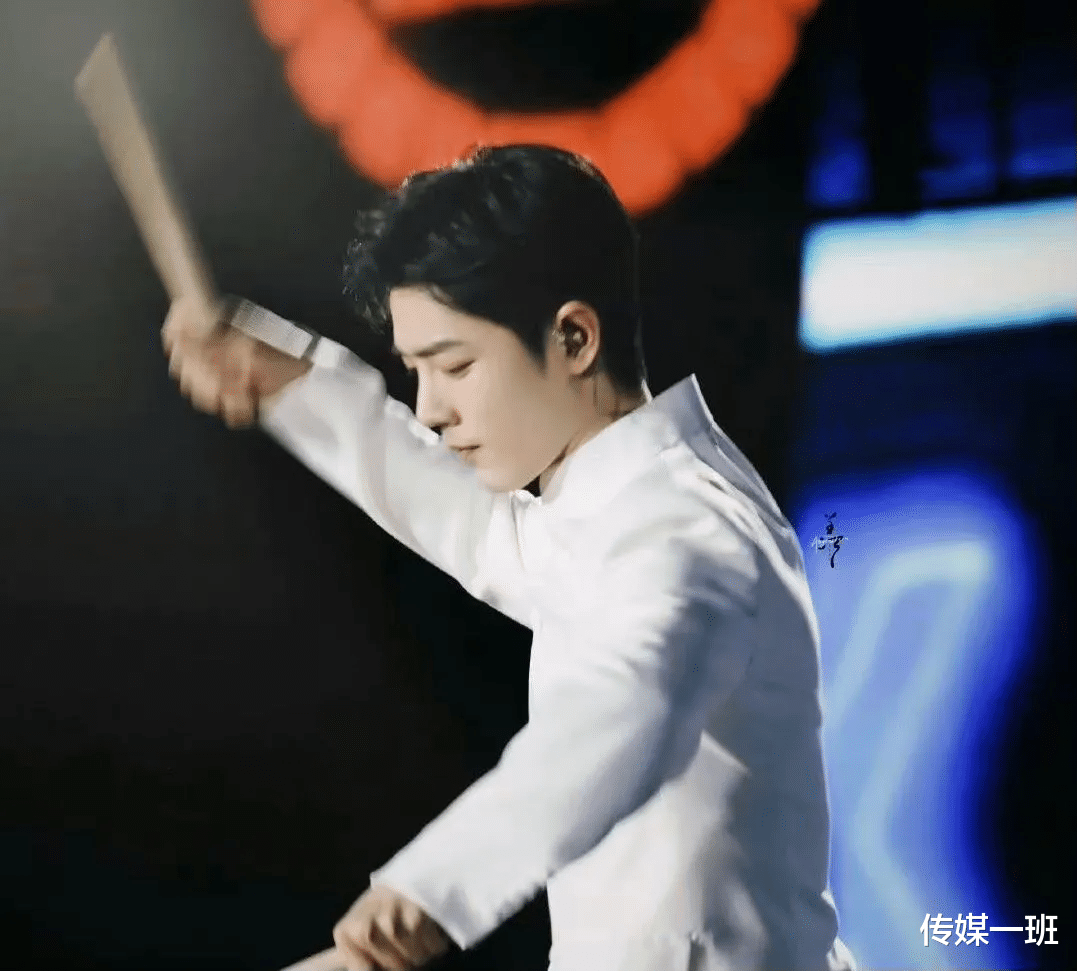 吴京|成龙电影周闭幕式：肖战穿白色中山服，张韶涵穿皮草，吴京经典款