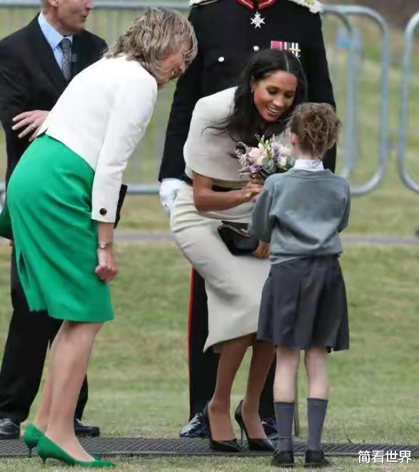 嫩模 梅根哈里好莱坞混不下去了？厚着脸皮请求返回英国，女王吃惊