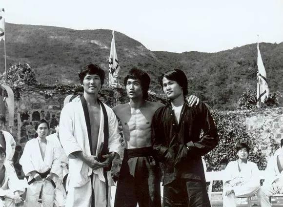 胡海泉|去世后安葬在美国的三位明星，李小龙林正英李咏，有什么原因？