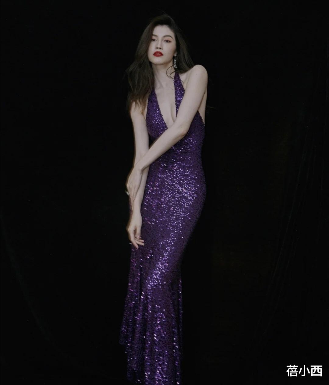 张梓琳|“张梓琳”不愧是超模，穿深V领亮片裙高调亮相，这身材不服不行