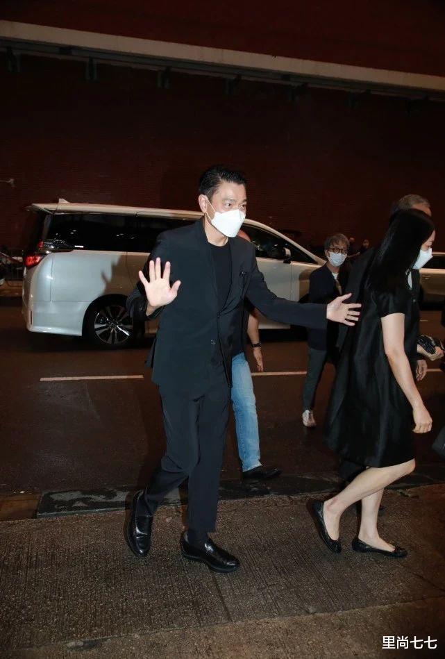 李英爱|刘德华老婆胖了真像李英爱，穿改良旗袍身材富态，小腿肌肉真发达