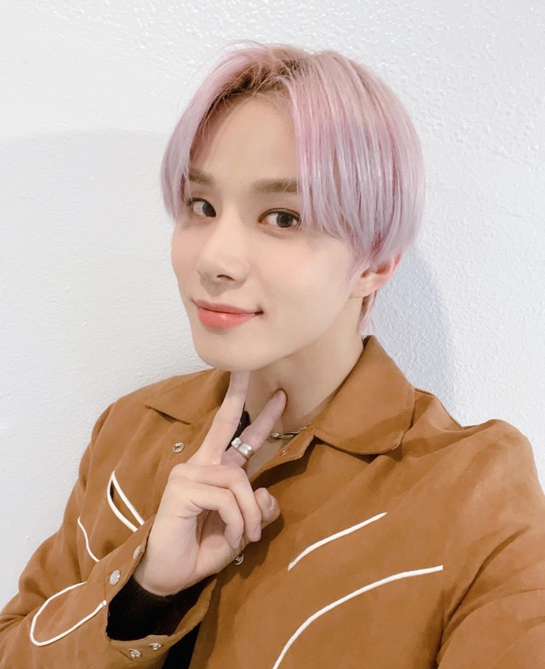 NCT|NCT粉丝买两箱专辑丢在路边，成员小卡被抽走，像内娱倒牛奶事件