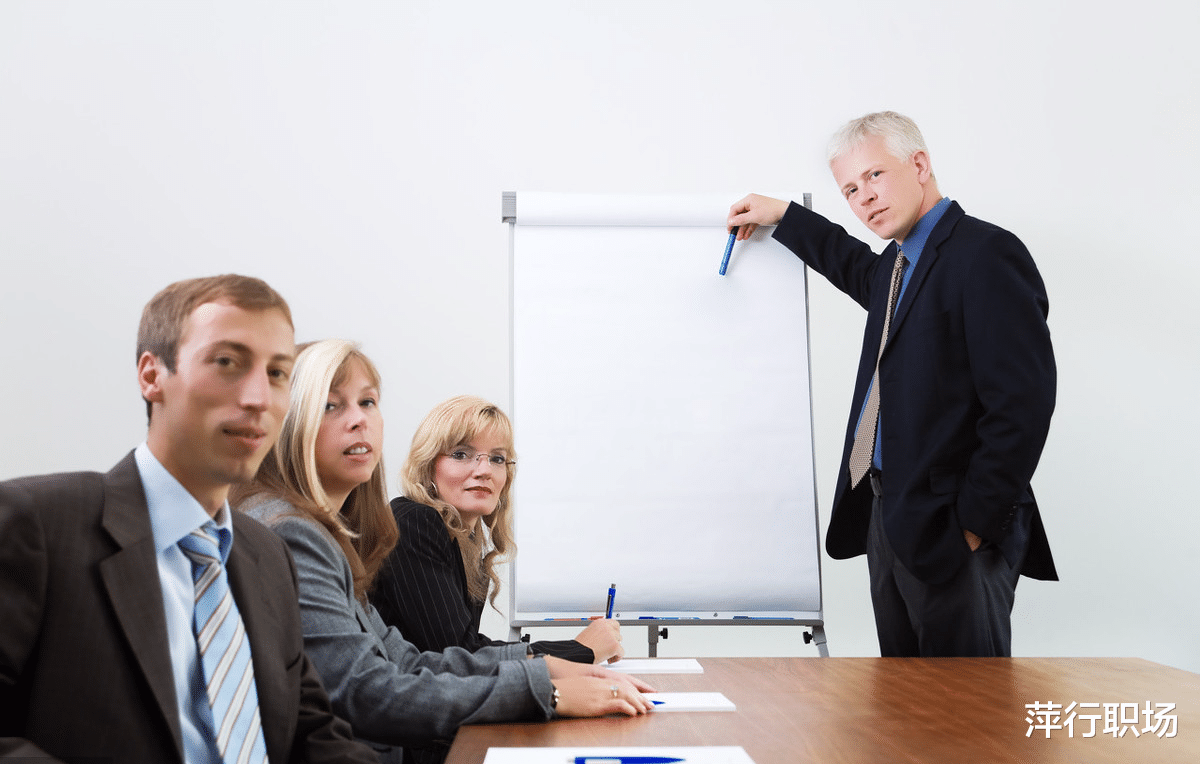 |怎样对付背后算计的小人？不忍也不躲，三个技巧赢得体面