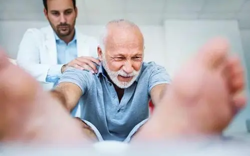 医学小栈|高尿酸不能喝啤酒？医生提醒：2种食物尽量少吃，尿酸或慢慢下降