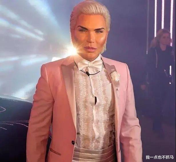 孙艺珍|10年花了「一千万整容」，他成为了「芭比真人男友」！