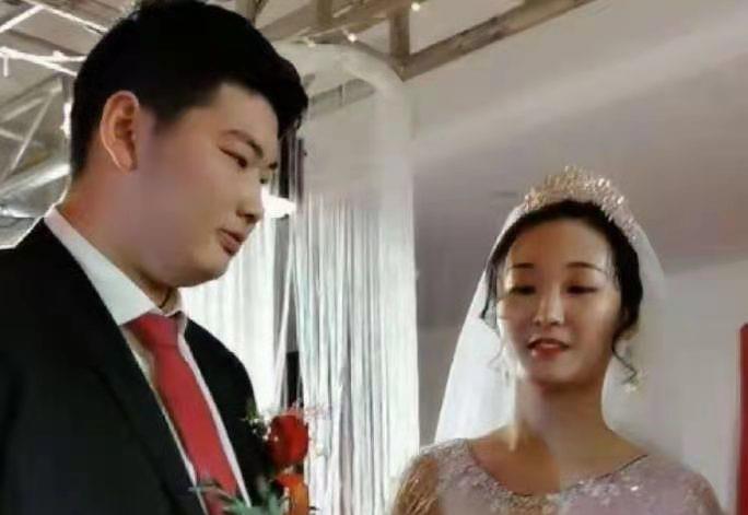 梅利爱说事 朱小伟被问及与陈亚男的感情纠葛，谈生理话题时略显害羞