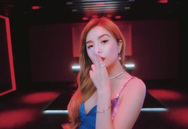 安崎|安崎穿吊带拍广告，抬手时看清“腋窝”，这是对全网女生的尊重