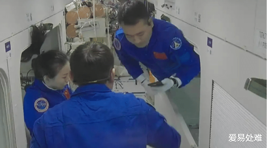 中国航天员进驻空间站6个月，为何不能脱袜子？死皮将飘满舱内