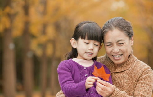 九月旅行家 59岁大妈哭诉：我退休金5千，可连孙女要十块钱买棉花糖也没钱给