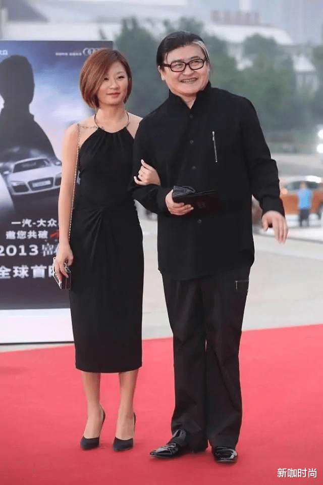 御姐|刘欢女儿御姐范十足，黑色挂脖裙配金色短发，气场不输老爸