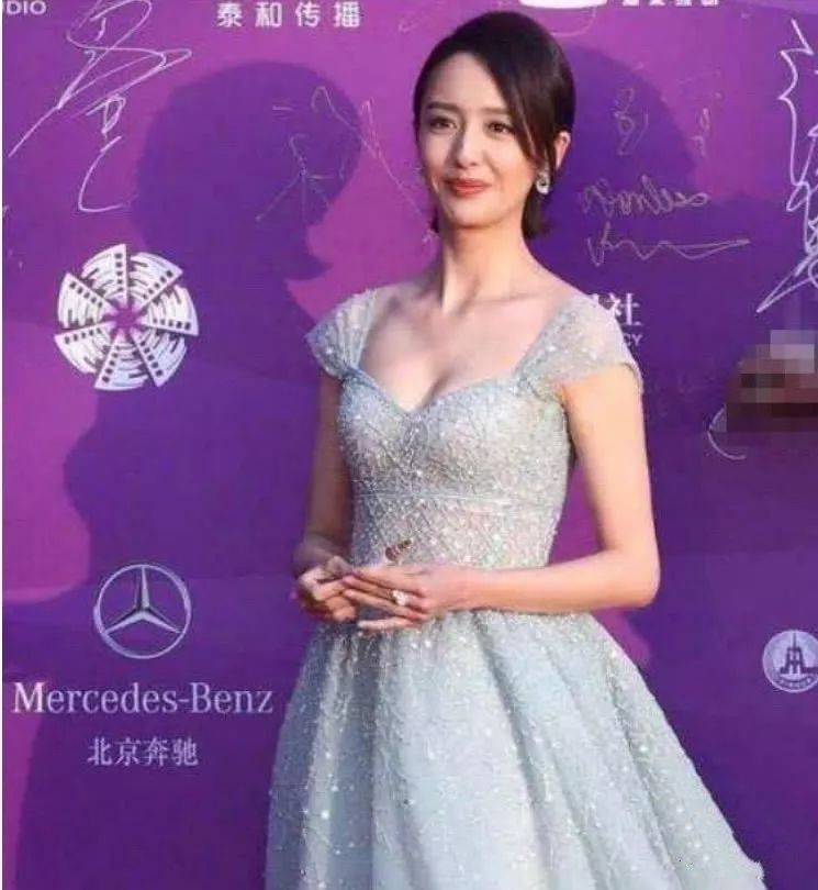 佟丽娅|有种好身材叫佟丽娅，当她穿上旗袍，凹凸感藏不住了。