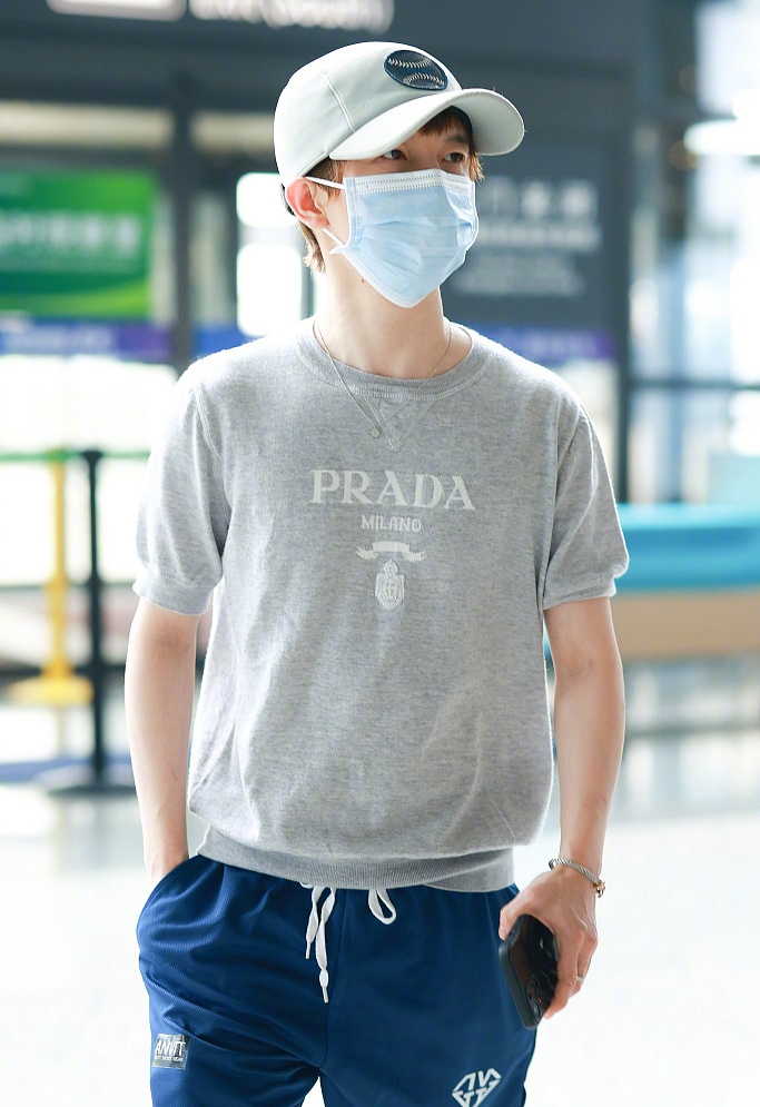 一街拍|郭敬明罕见现身，全程手揣兜装酷，与助理同框像小矮人