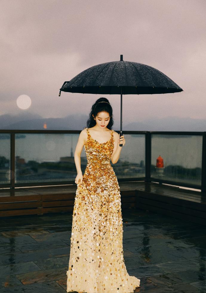 美搭刊报|赵丽颖每一次都能美出新高度!鎏金裙配大波浪马尾,变高贵大小姐