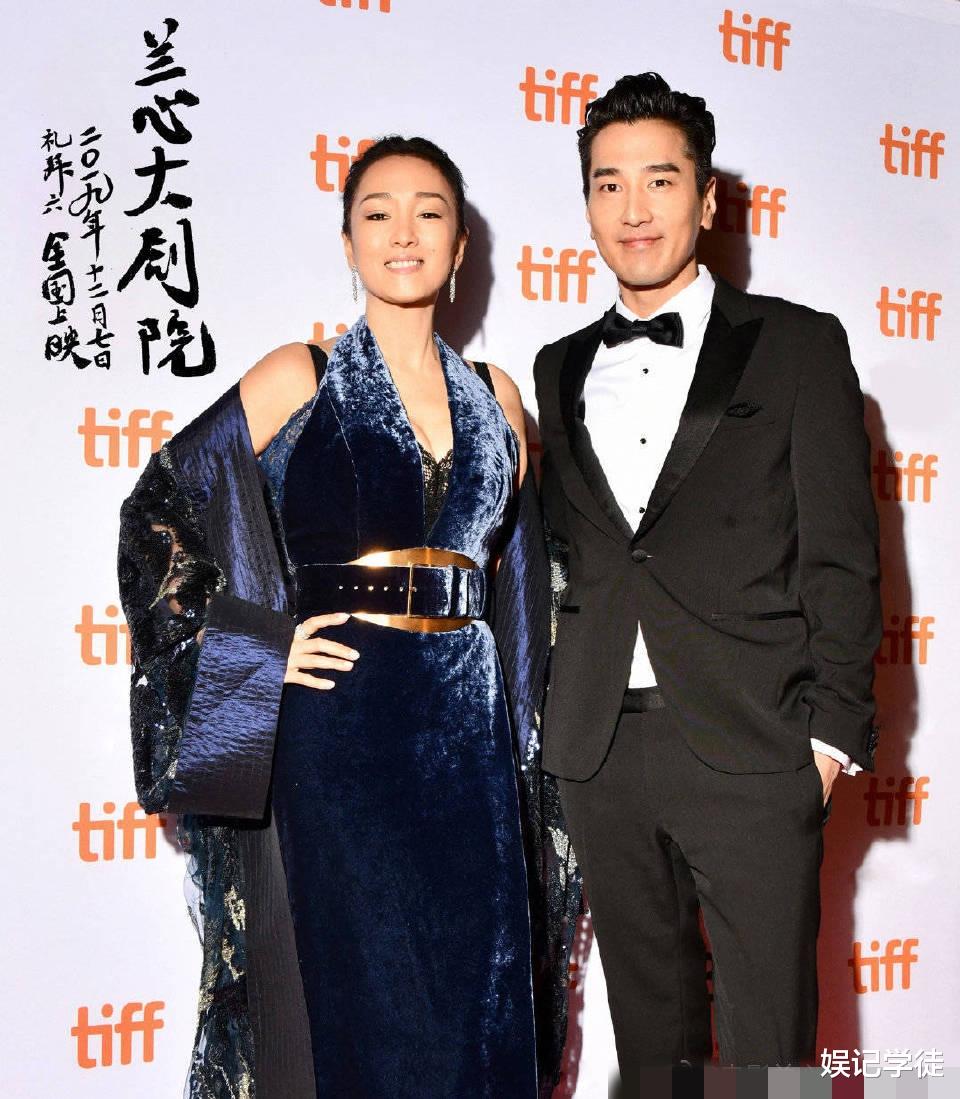 巩俐|北影节红毯“群星争艳”，巩俐黑色漆皮长裙显霸气，气质全场最佳